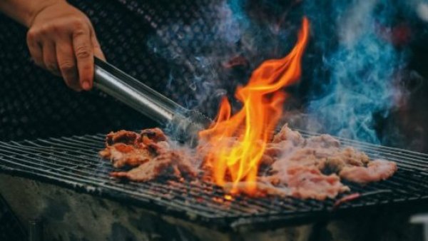 Fiestas Patrias. Parrilla con carne.