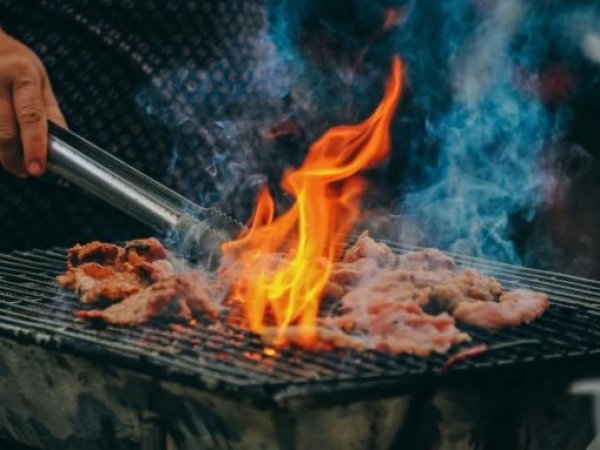 Fiestas Patrias. Parrilla con carne.
