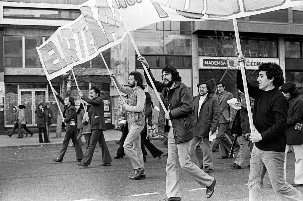 Víctor Jara con otras personas en una manifestación.
