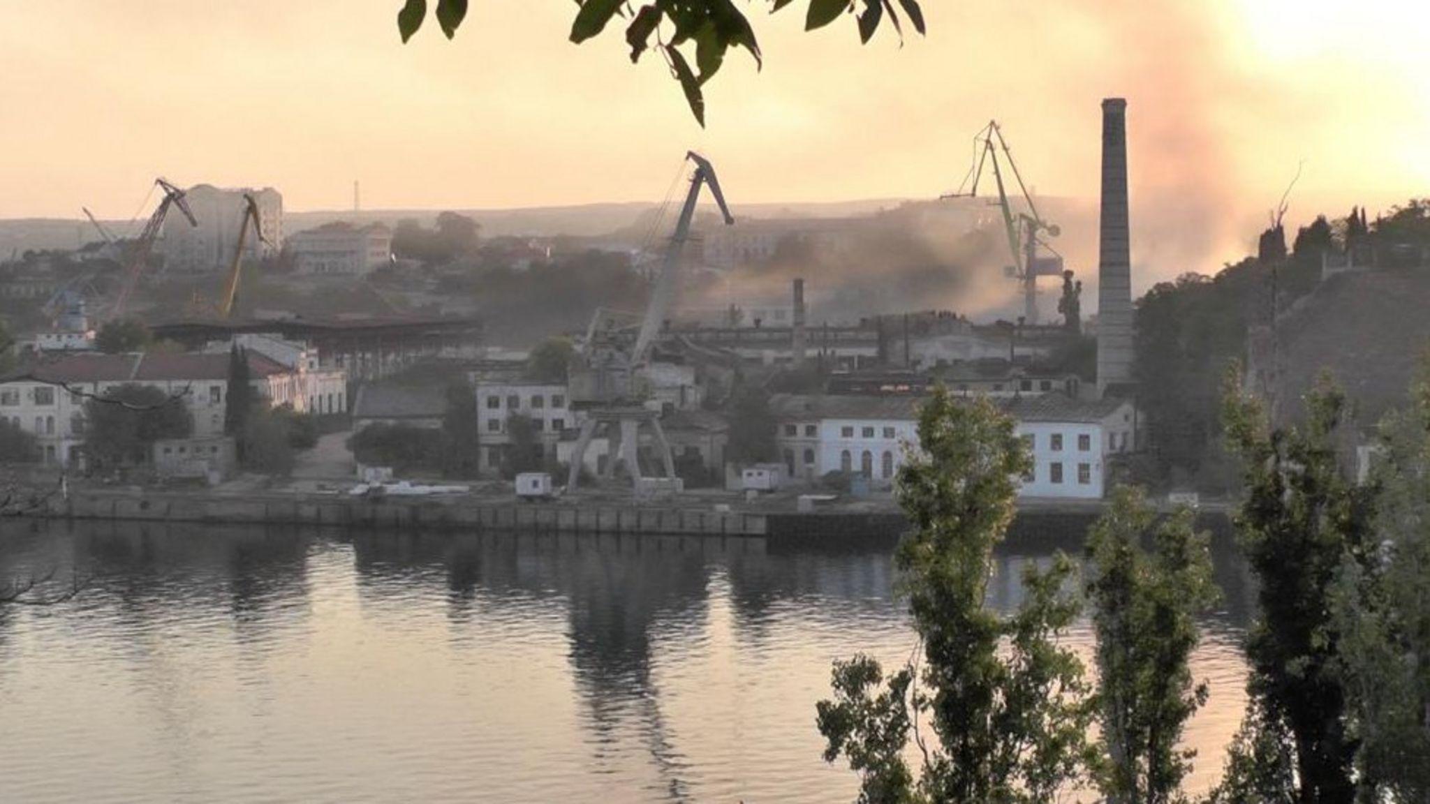 Sale humo de un astillero en el puerto de Sebastopol en Crimea, controlado por Rusia