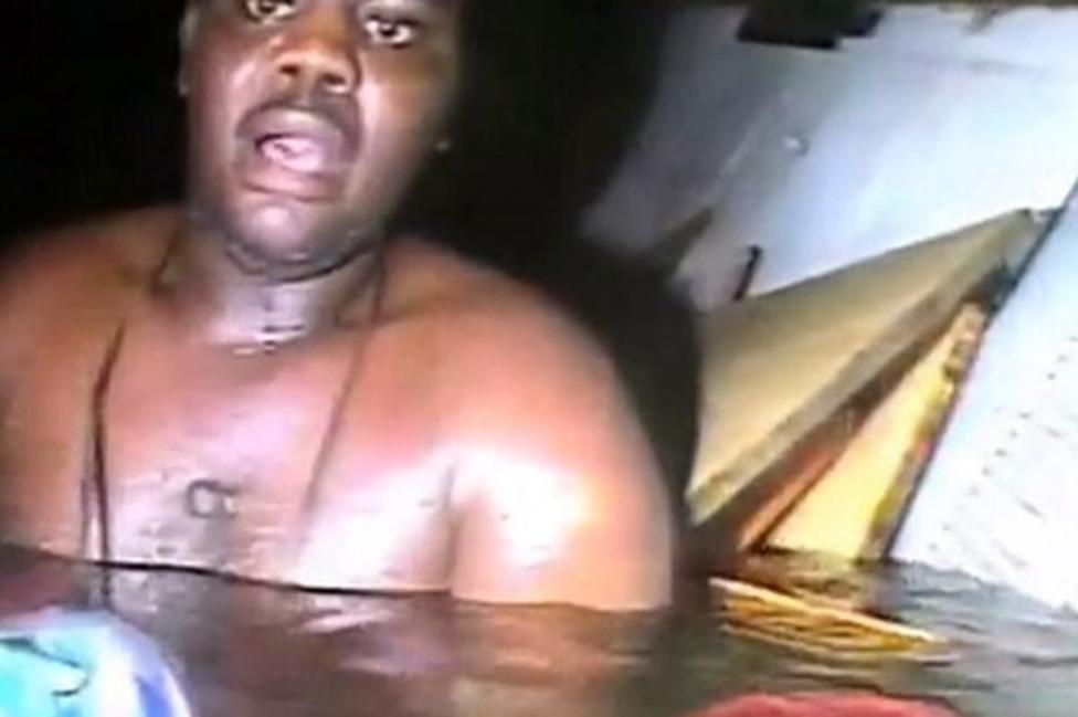 Imagen del momento en que Harrison Okene fue hallado dentro del barco hundido