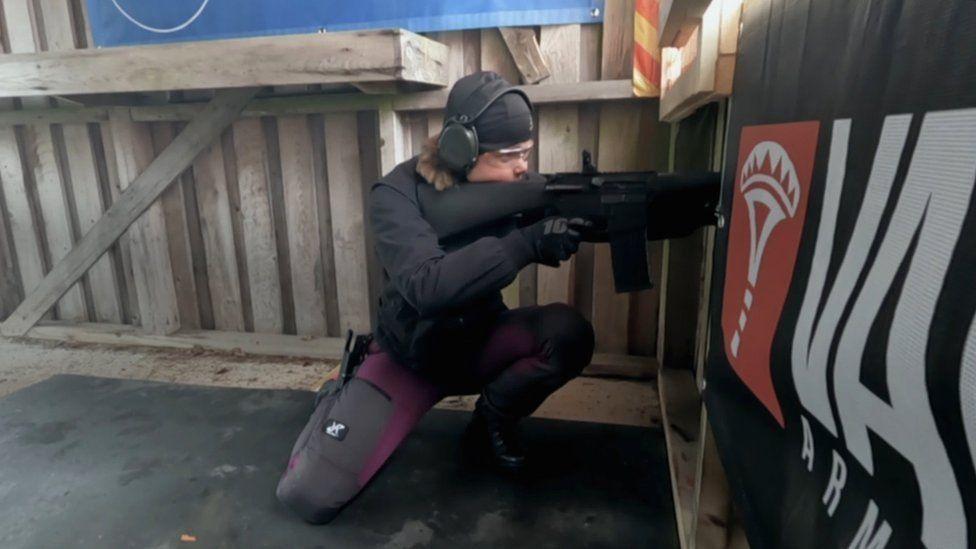 Una joven participa en prácticas de tiro en un campo de tiro finlandés.