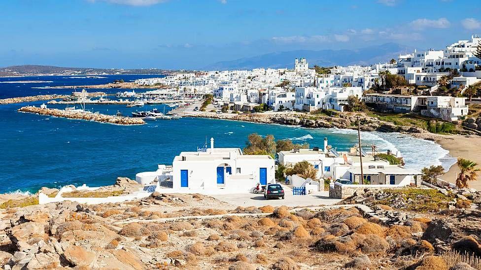 Casas en la isla de Paros junto al mar