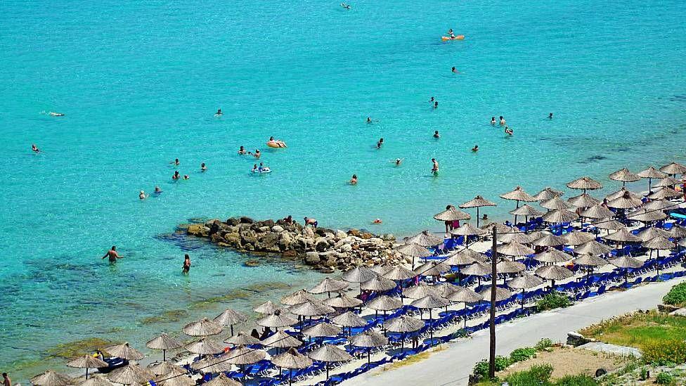 Gente en una playa en Grecia