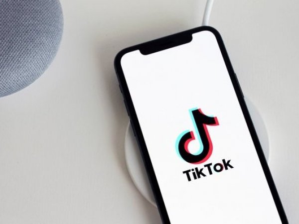 Tiktok. Celular con la app.