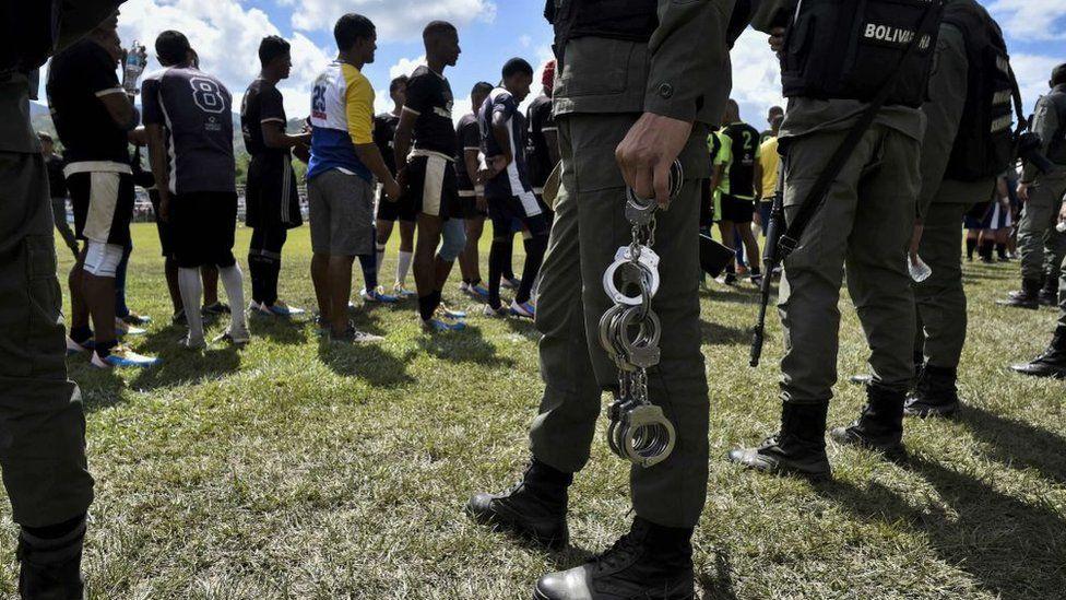 Autoridades venezolanas vigilando a presos de la cárcel de Tocorón, que presuntamente funciona como la "sede" del Tren de Aragua, durante un torneo penitenciario de rugby. 