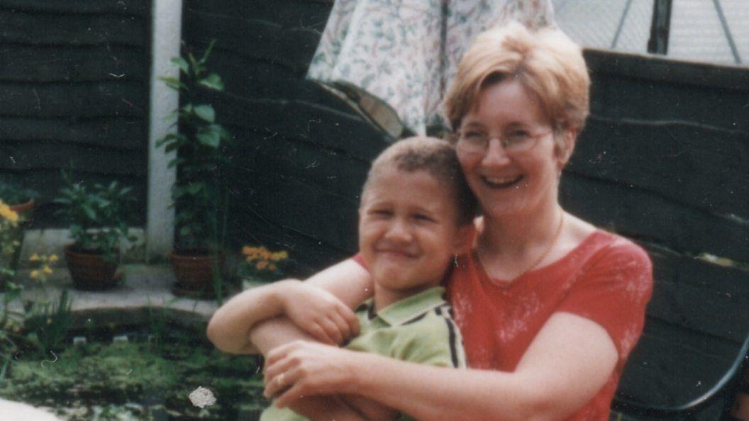 Luke Davies (en la foto de niño con su madre, Liz) siempre se sintió diferente mientras crecía