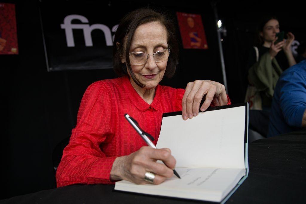 Carme Elias firmando un ejemplar de su libro