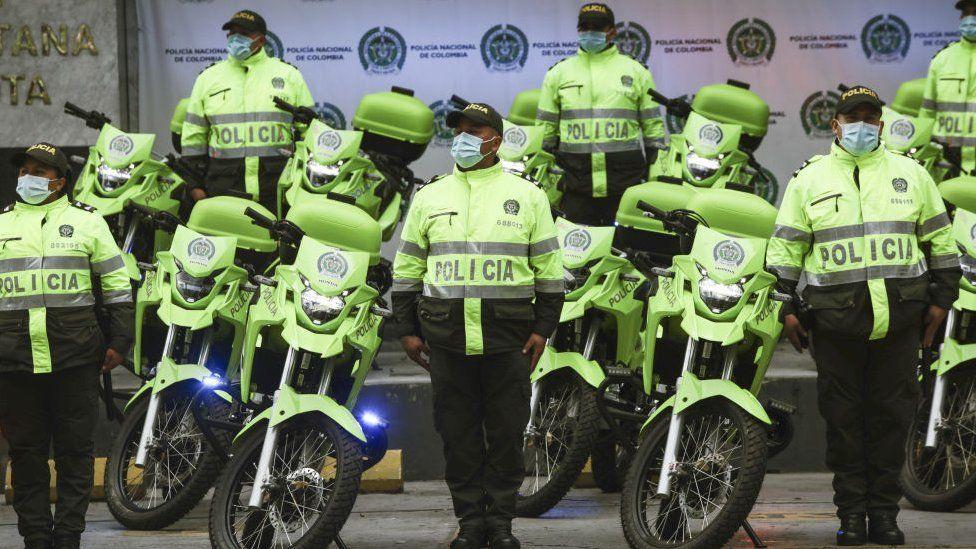Agentes de ls policía de Colombia en la localidad de Kennedy, en Bogotá