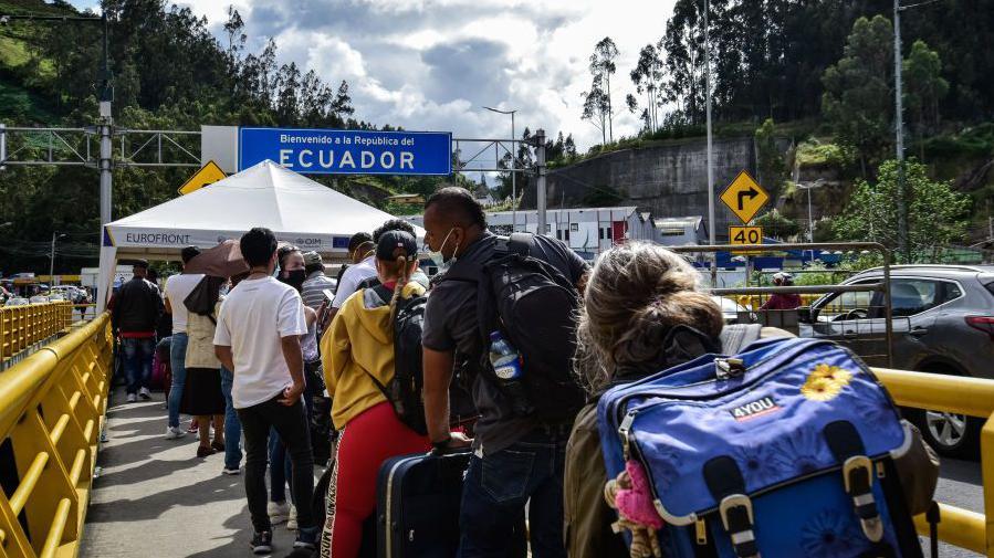 Una fila de viajante hace cola en el paso fronterizo entre Colombia y Ecuador