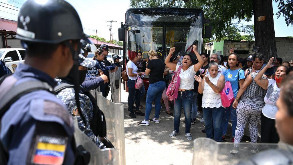 Familiares de los presos protestan luego de la toma de control de la cárcel de Tocorón.