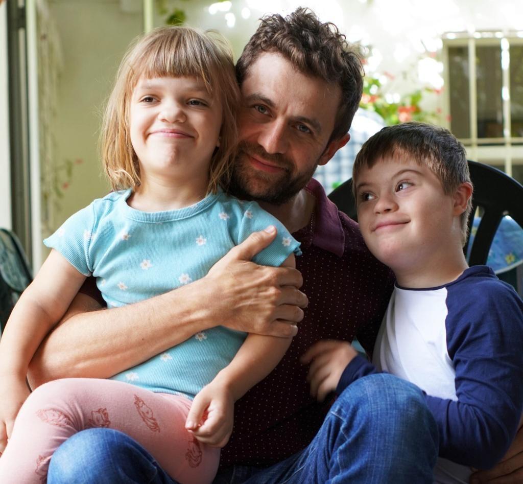 Luciano Supervielle con sus hijos Nina y Julián.