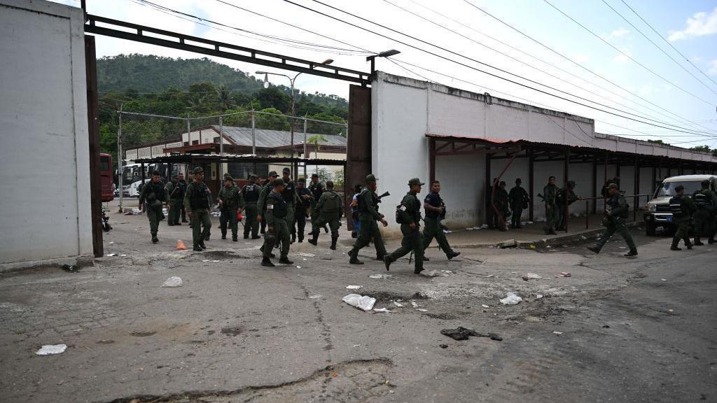 Policías toman control de cárcel de Tocorón.