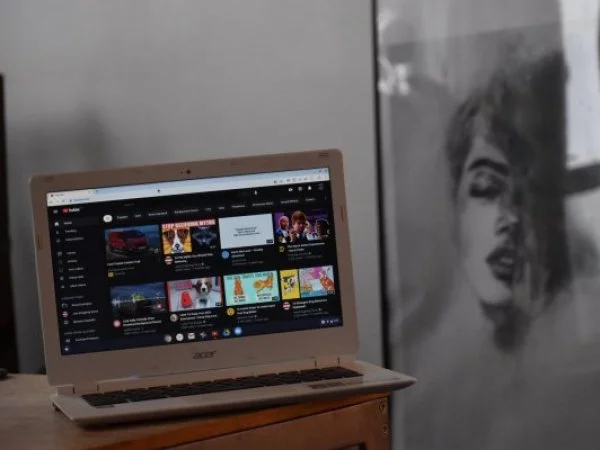 Youtube. Computador con videos.