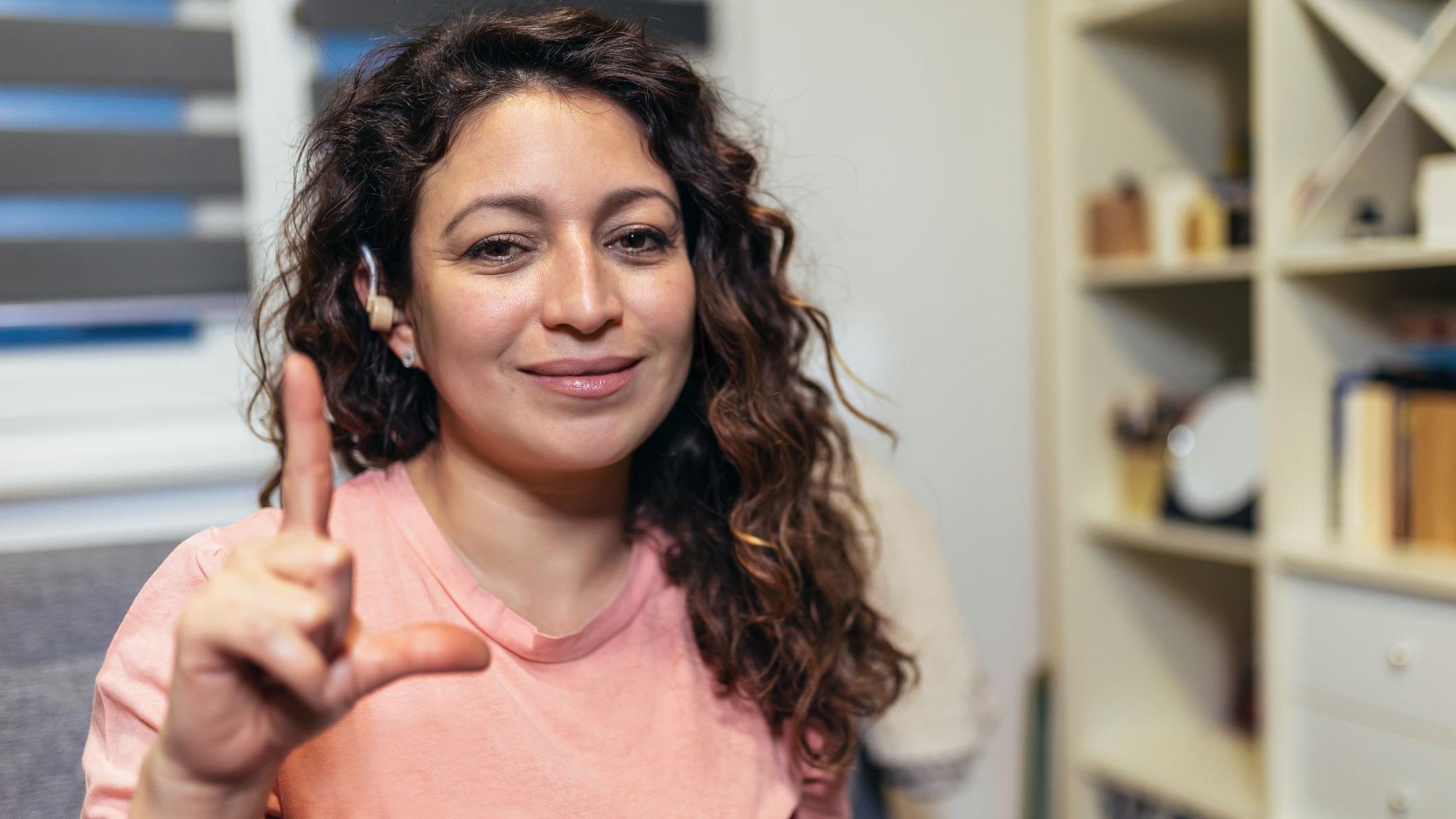 Mujer con sordera sonriendo.