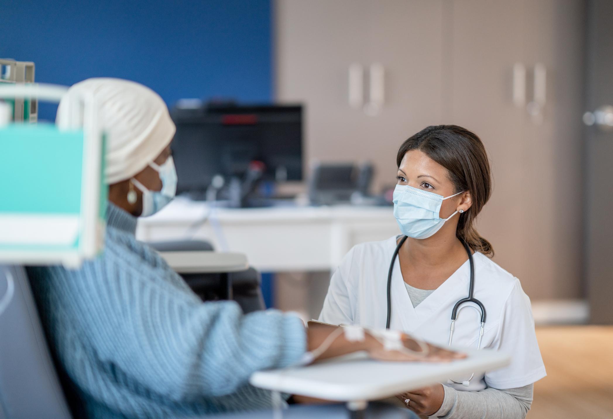 Doctora atiende a una paciente durante una quimioterapia.