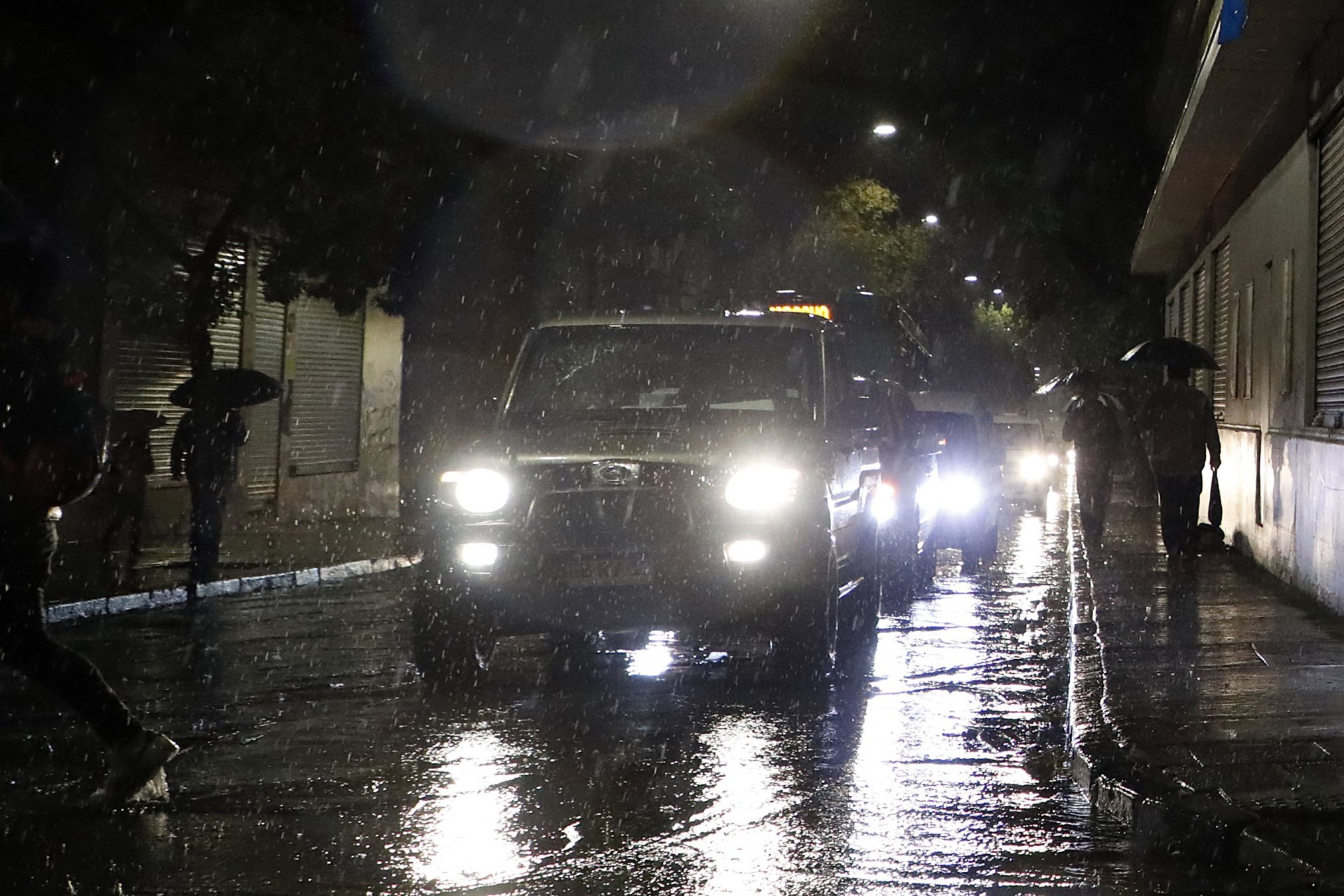 Lluvia en Santiago. auto bajo la lluvia. 