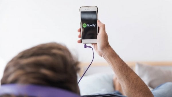 Persona escuchando Spotify.