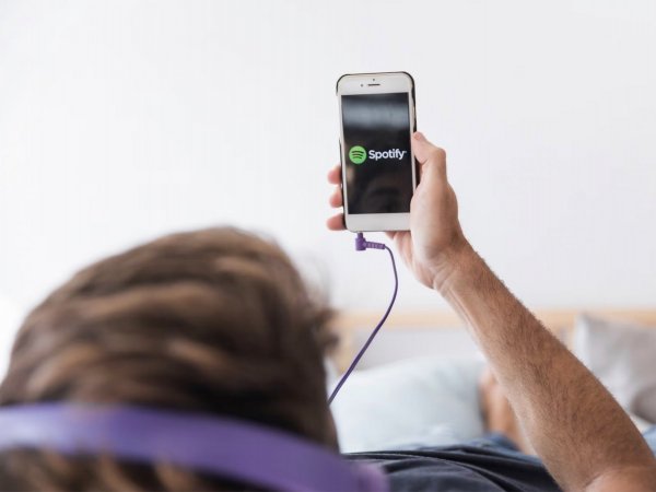 Persona escuchando Spotify.