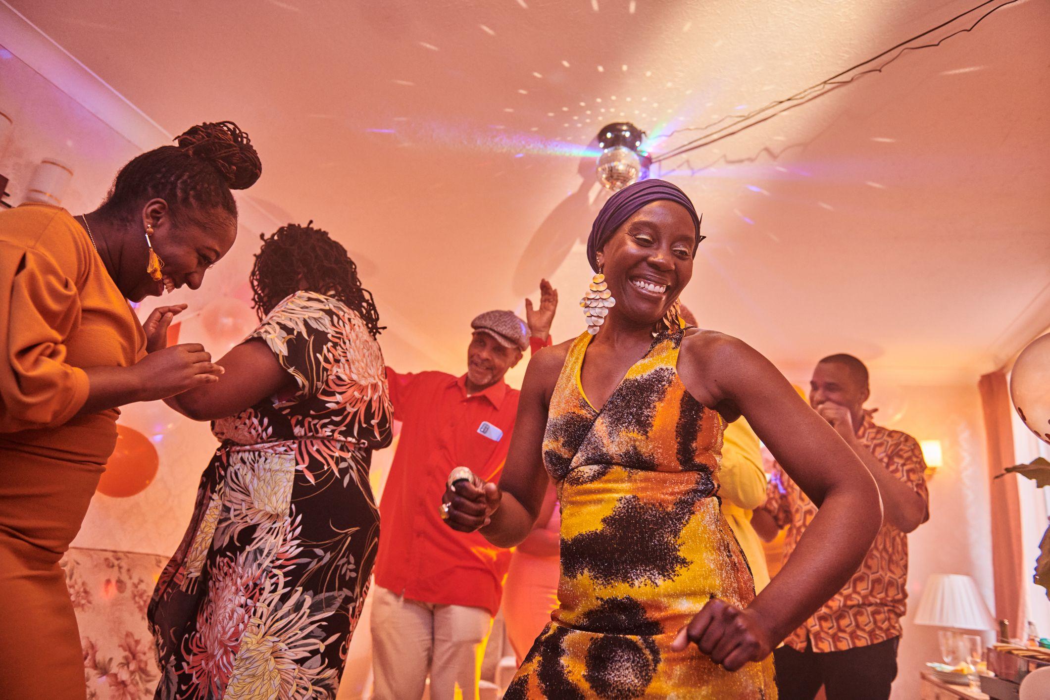 Familia bailando durante una celebración.