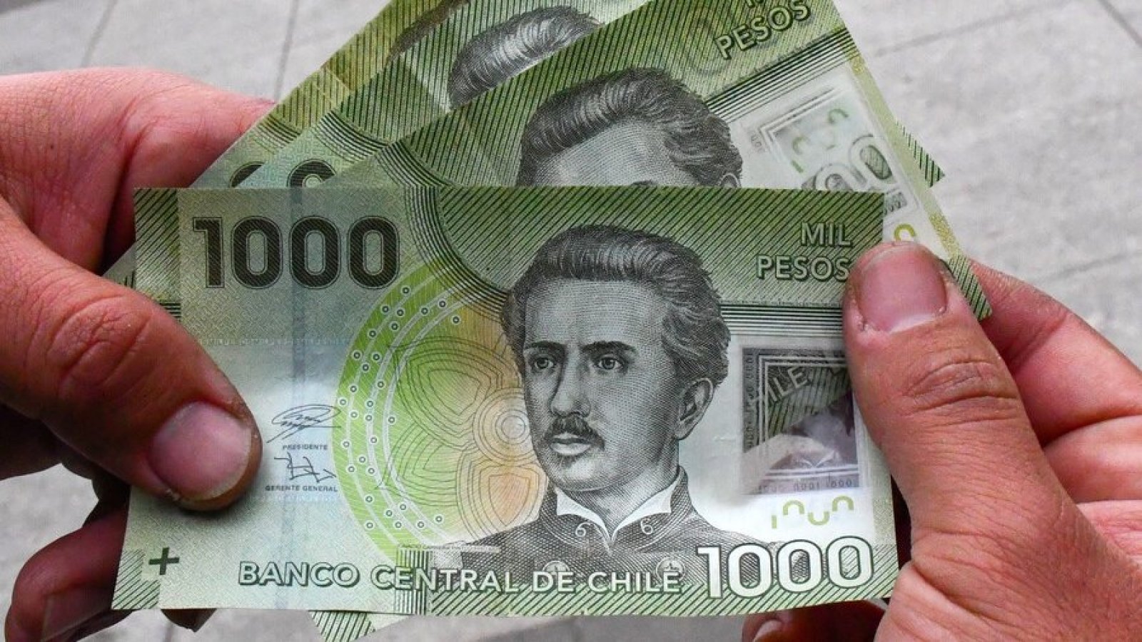 Sueldo mínimo. Billetes.