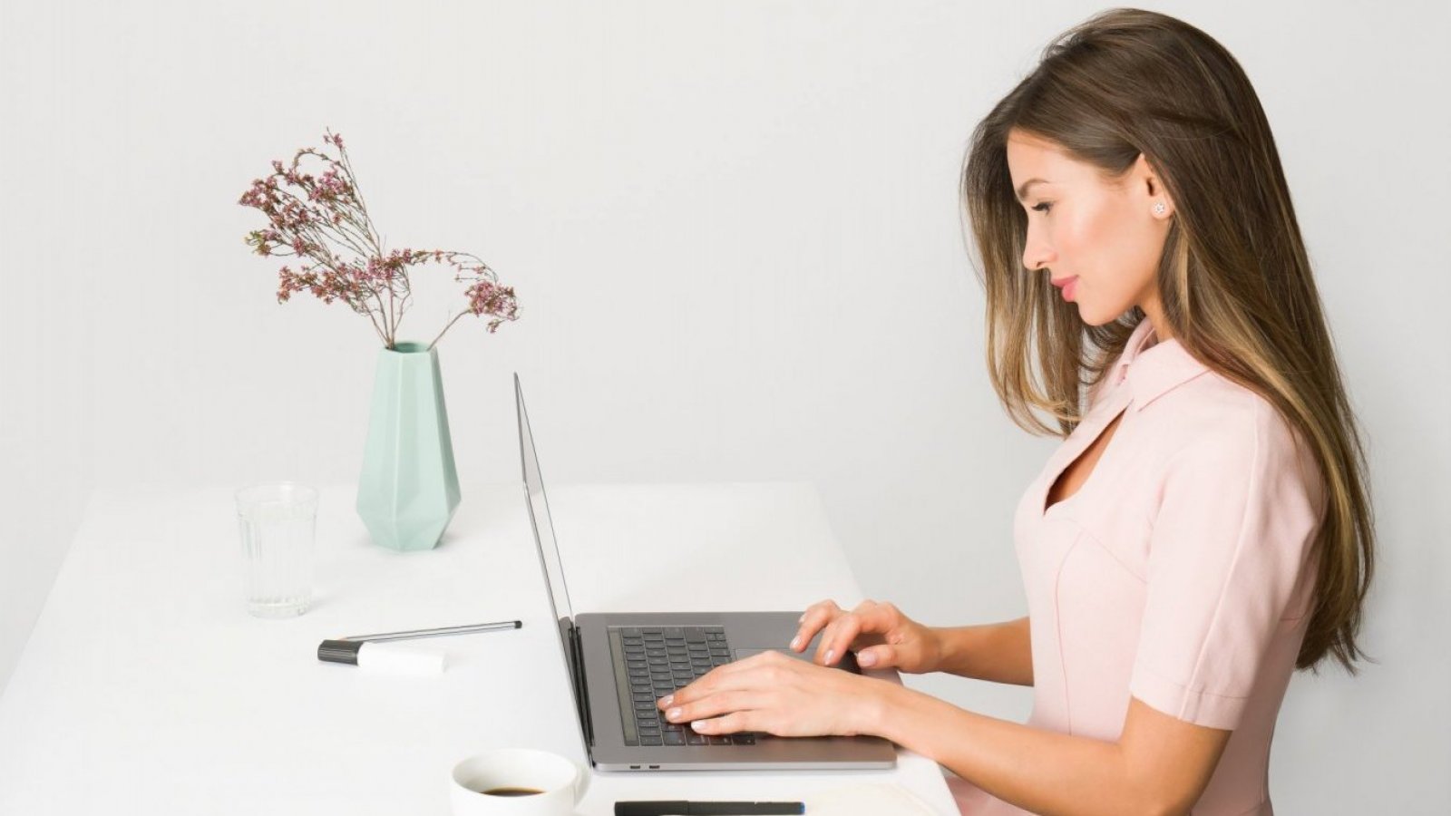 Bonos. Bono al trabajo de la mujer, Mujer trabajando con su computador.