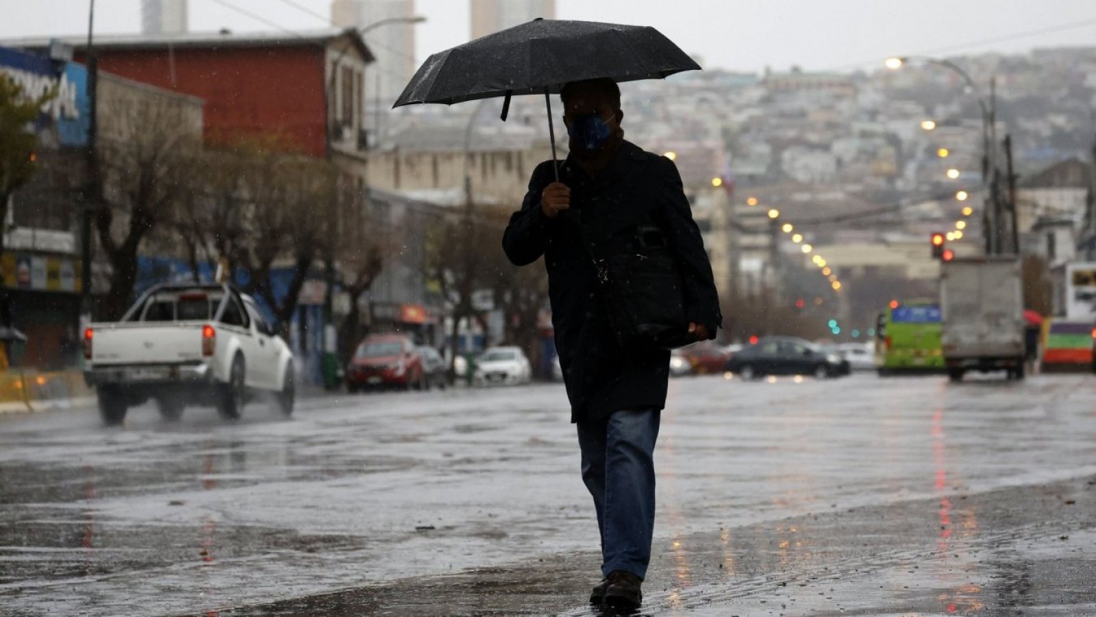 Lluvias en Santiago. Hombre con paraguas.