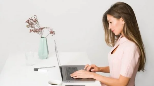 Bonos. Bono al trabajo de la mujer, Mujer trabajando con su computador.