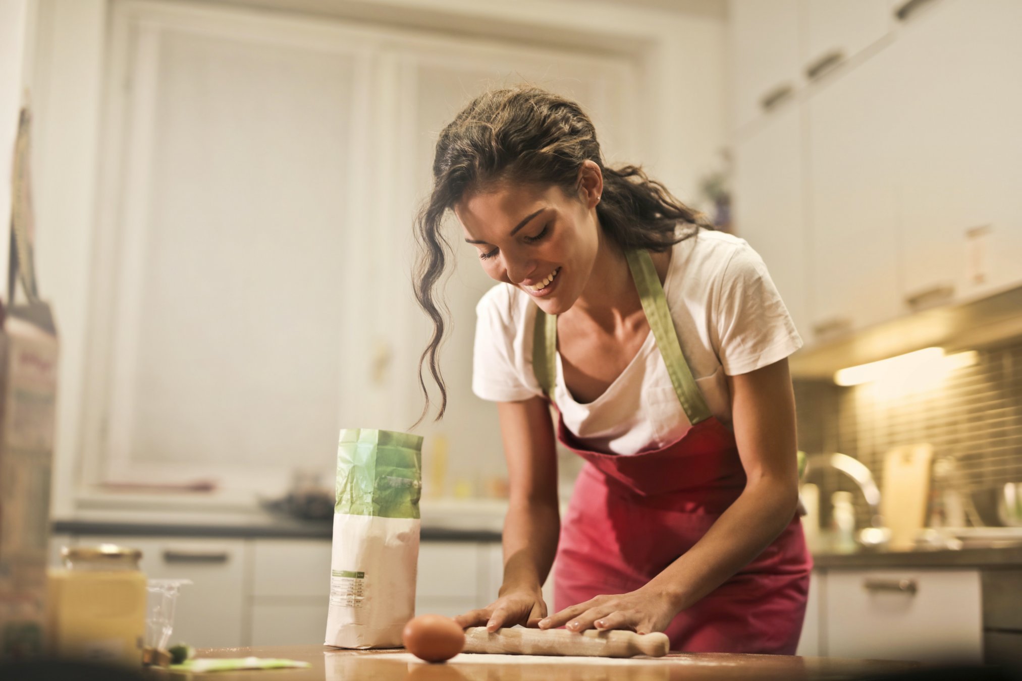 Bono al Trabajo de la Mujer. Mujer cocinando. 