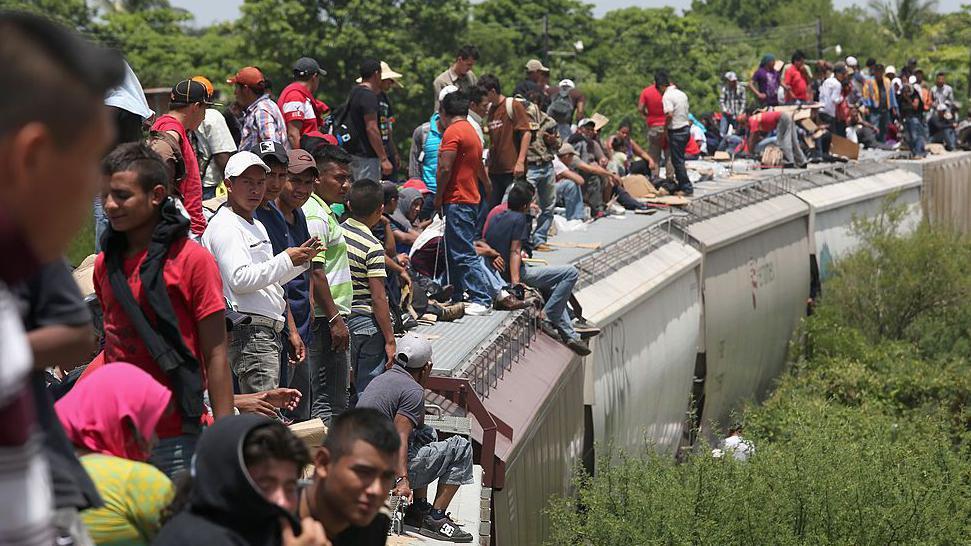 Los migrantes viajan sobre los techos de los trenes de La Bestia para llegar a EE.UU.