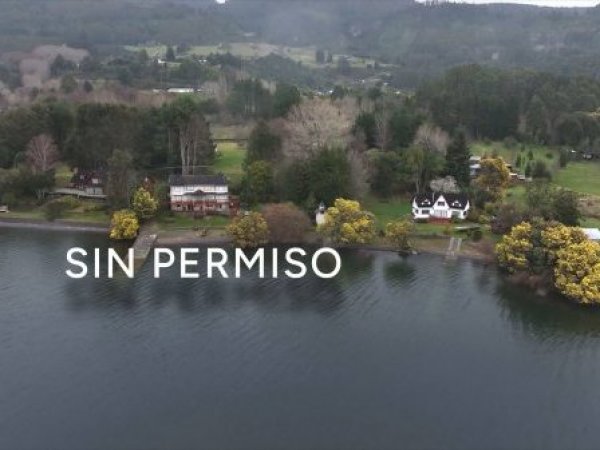 Casas construidas a orilla de Lago Ranco.