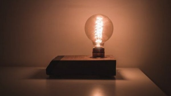 Corte de luz. Ampolleta encendida.