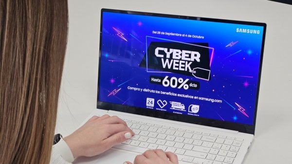 Cyber Monday. Samsung. Chica en computador.