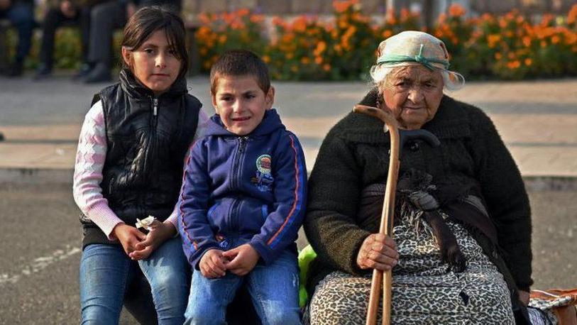 La gente se ha estado reuniendo en el centro de Stepanakert para ser evacuada a Armenia.