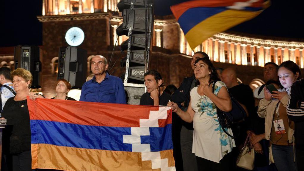 Manifestantes con banderas de Nagorno Karabaj en Ereván, Armenia.
