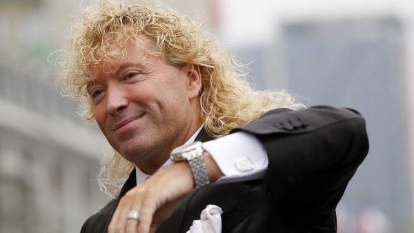 Leonardo Farkas anunció donación a mujer que vende en la calle