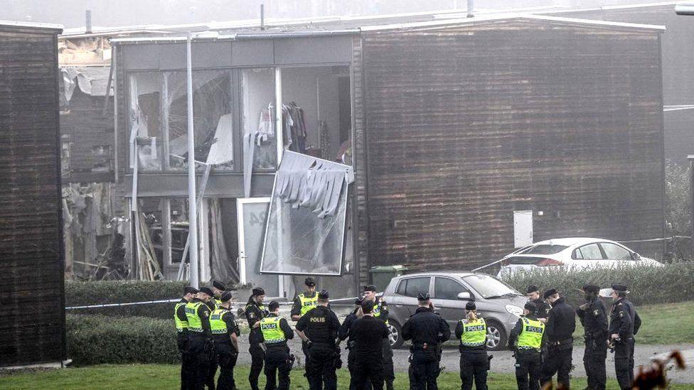 Policía en el sitio de la explosión.