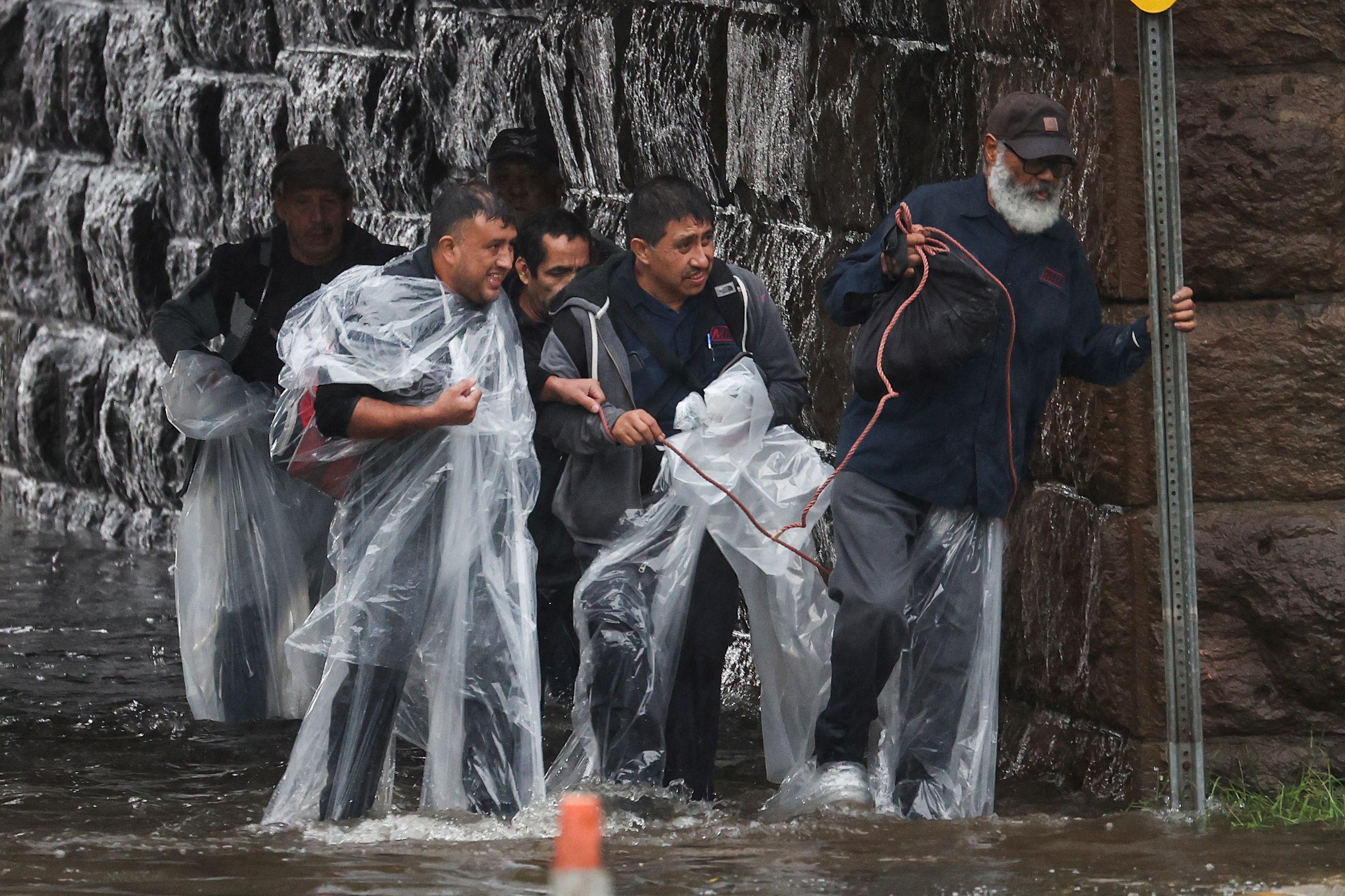 Personas guareciéndose de la lluvia en Nueva York