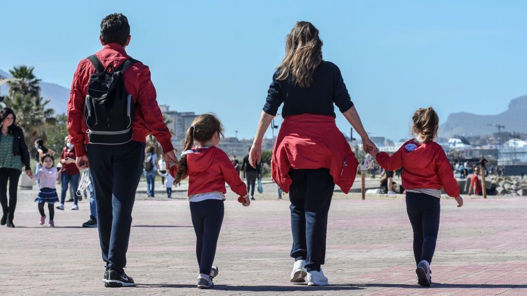 Una familia en el Foro Itálico en Palermo, Italia, el 4 de mayo de 2020