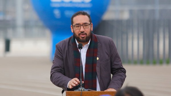 Ministro Cataldo garantiza apertura de colegios de Tiltil hasta diciembre