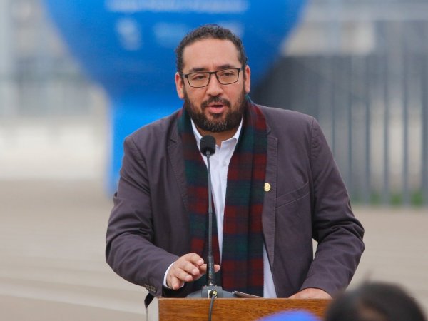 Ministro Cataldo garantiza apertura de colegios de Tiltil hasta diciembre