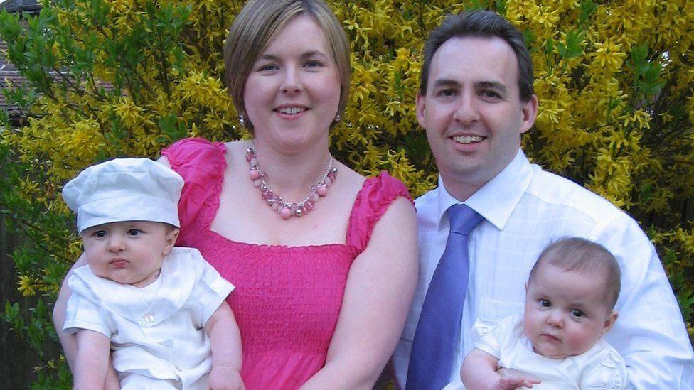 Matthew y Phoebe de bebés con sus padres Sarah y Shaun Betts