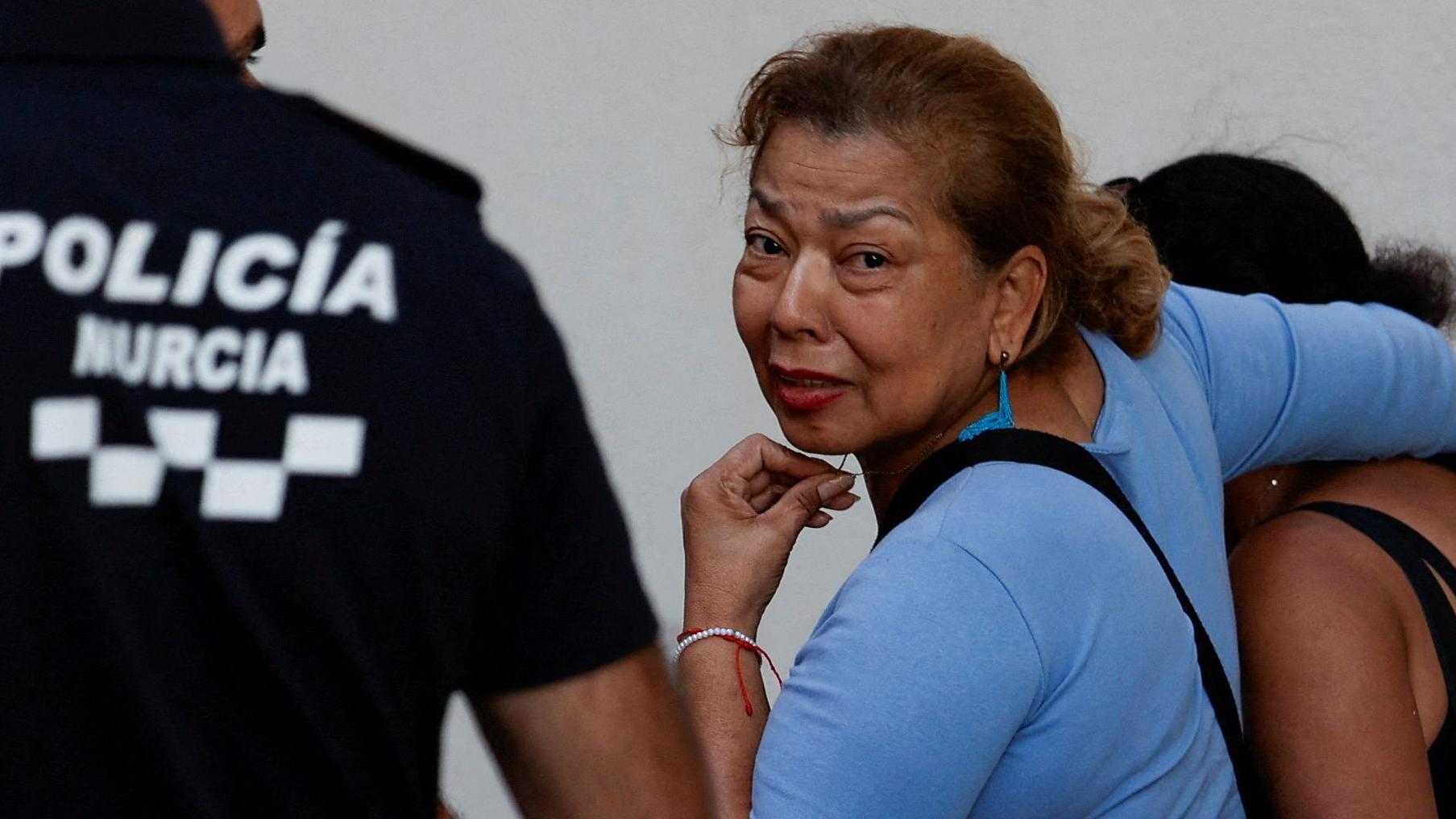 Madre de uno de los fallecidos en el incendio de Murcia a las puertas del Palacio de Deportes de la localidad. 