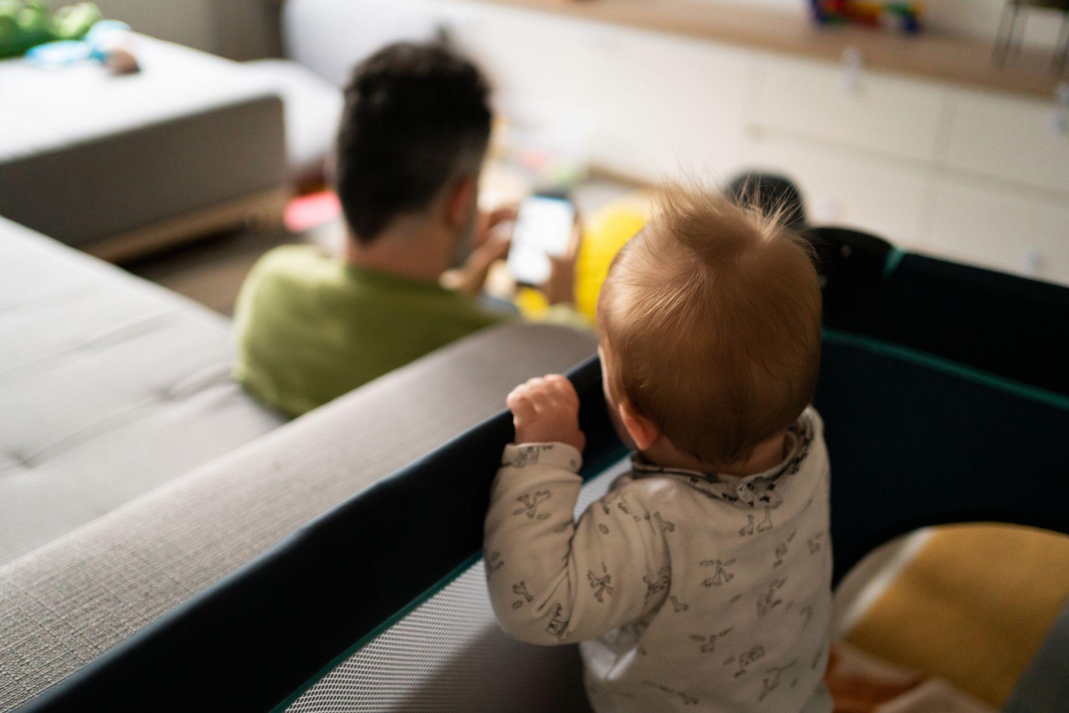 Bebé buscando la atención de su padre.