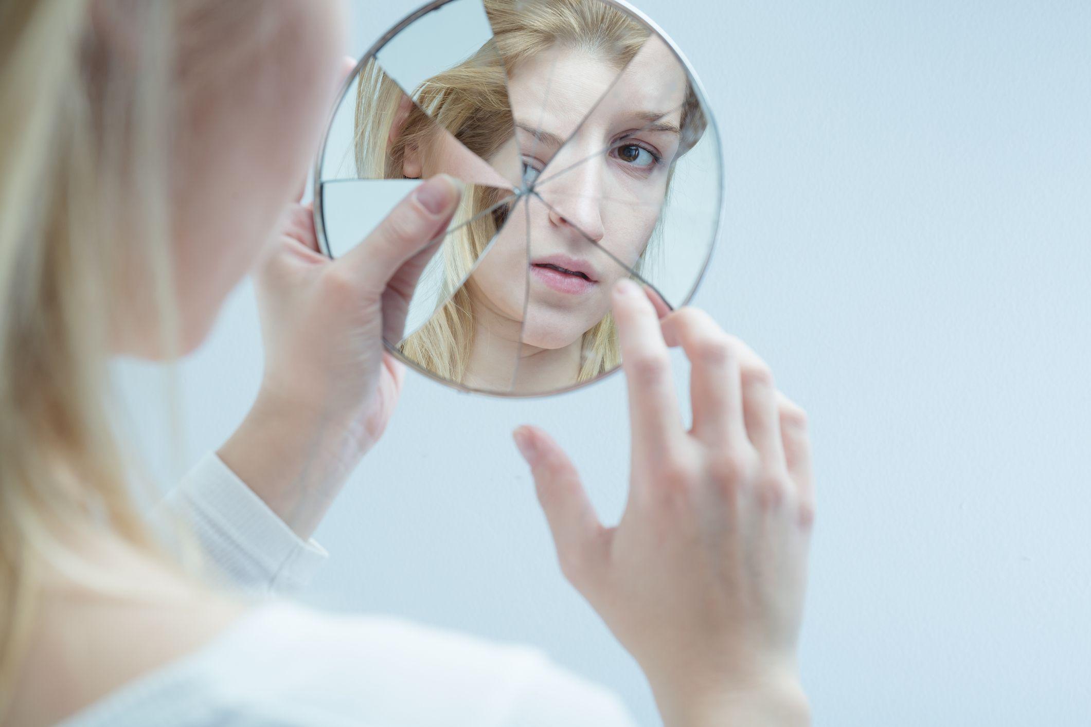 Mujer mirándose en el espejo.