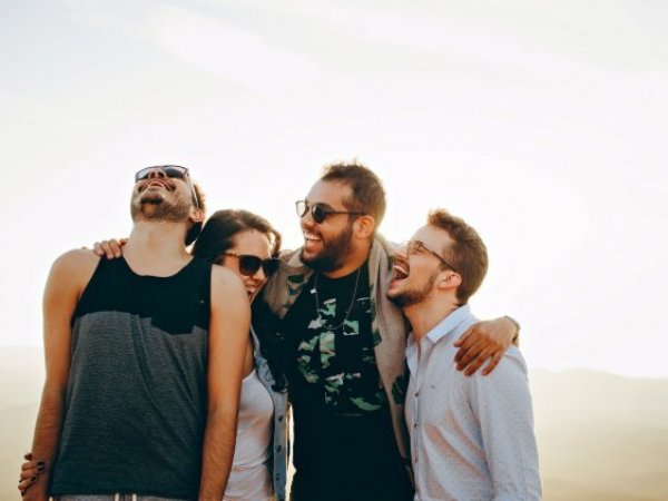 Grupo de amigos riendo. Chistes cortos.