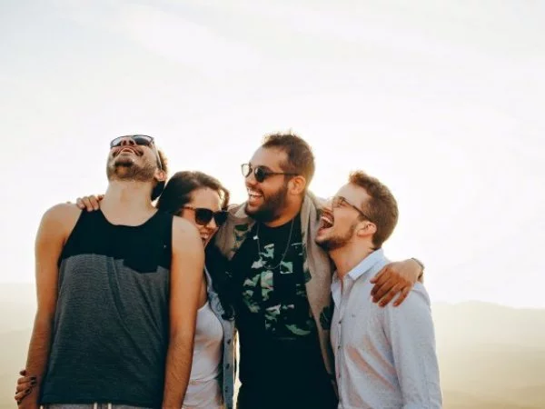 Grupo de amigos riendo. Chistes cortos.