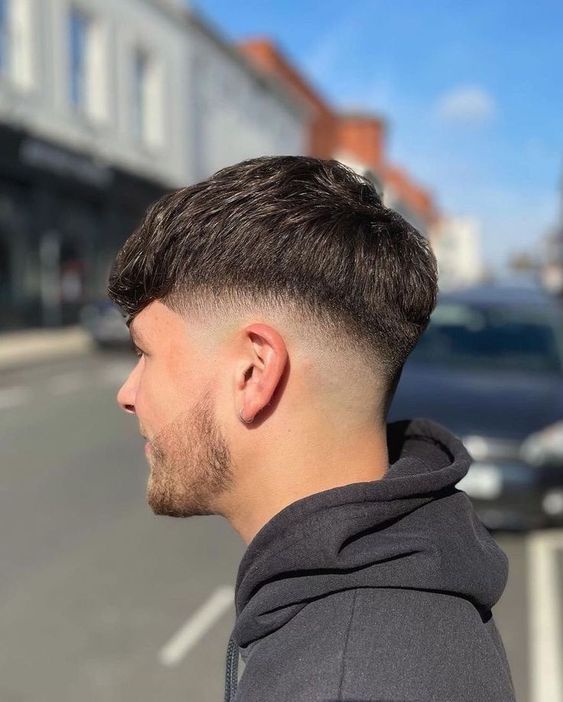 Corte Taper Fade para cabello lacio.