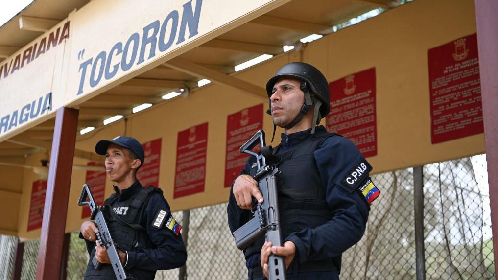 Policías en la cárcel de Tocorón