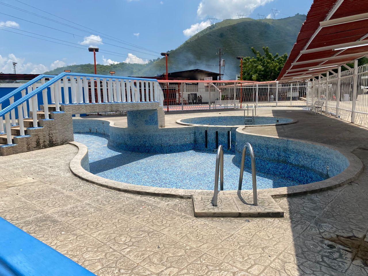 La piscina ubicada dentro del penal de Tocorón 